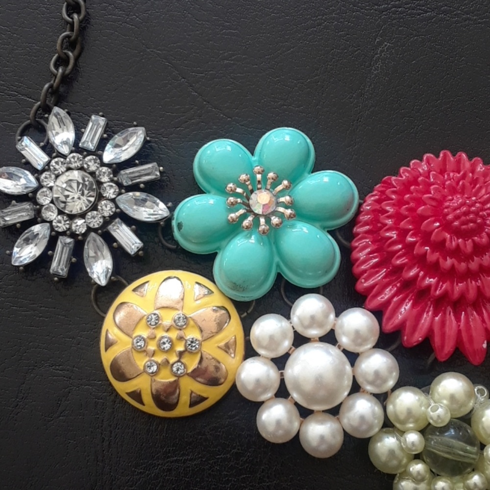 Flower button necklace - Picture 2 of 4